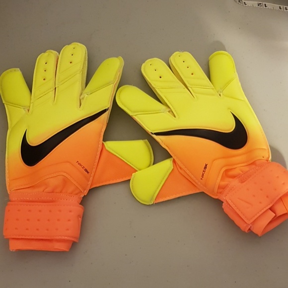 nike goalkeeper gloves size 7